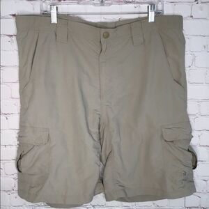 The North Face Men's Size M Medium‎ Tan Hiking Cargo Shorts Pockets 100% Nylon.